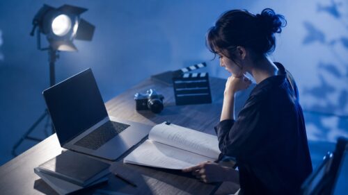 ノートパソコンと台本を前にした若手女優
