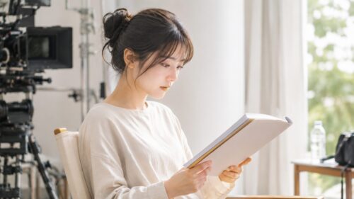撮影現場で台本を持つ若手女優のイメージ