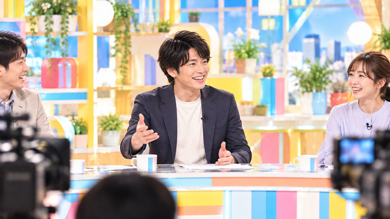 朝の生放送番組でMCとして活躍する男性司会者のイラスト