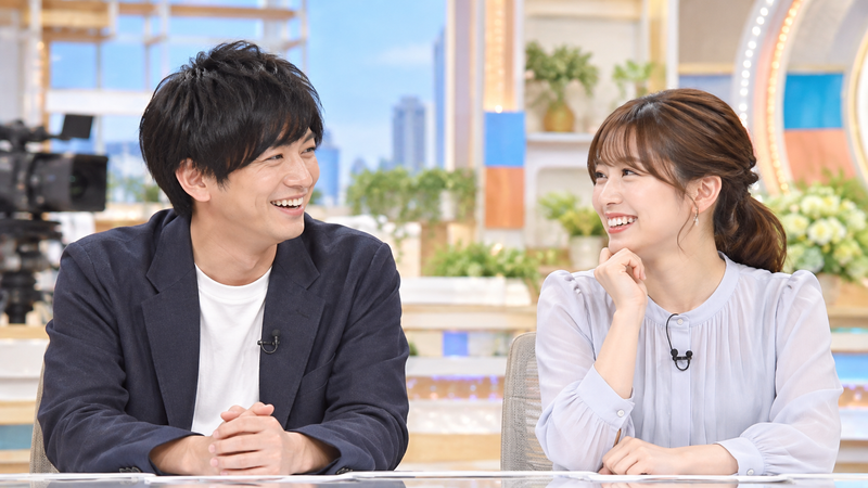 テレビスタジオで対談する男女のイメージ画像