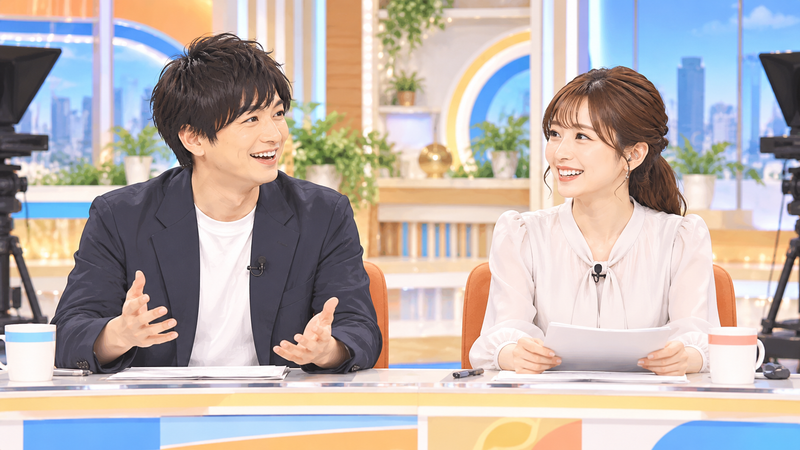 テレビ番組でMCと進行役が共演するイメージ画像