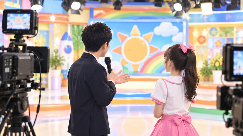 『おはスタ』での出会いをイメージしたテレビスタジオ