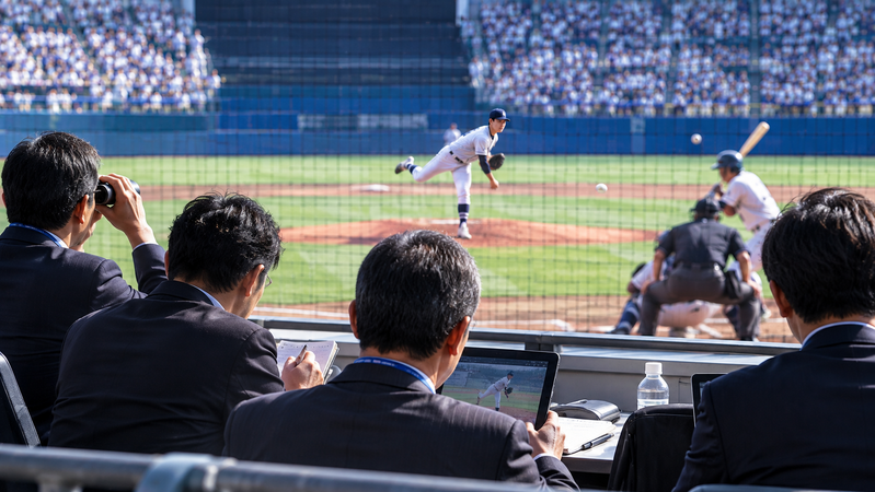 複数のプロ野球スカウトから注目される渡辺和大をイメージしたドラフト候補投手のイラスト