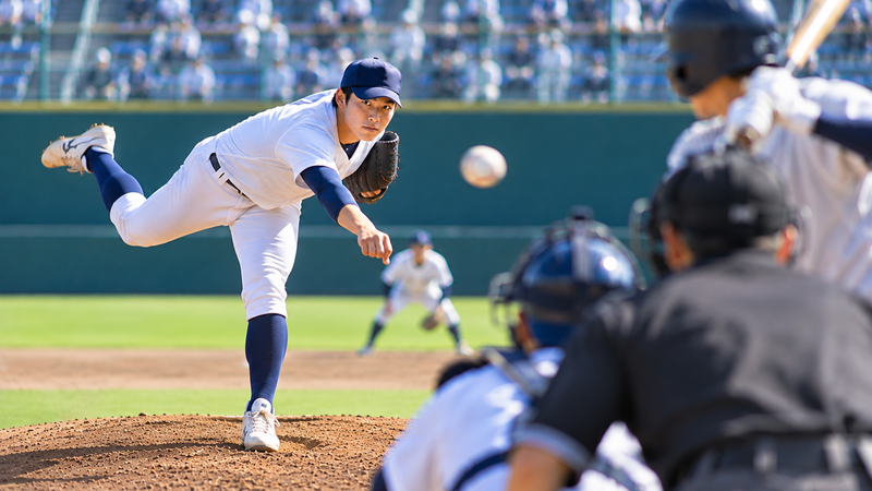 力強いストレートを投げ込む大学野球の右腕投手をイメージしたイラスト